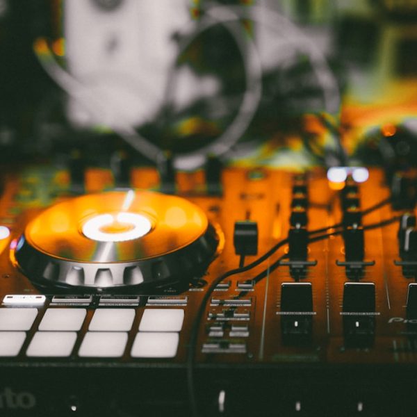 photo-1547210841-8d6bc04698f7